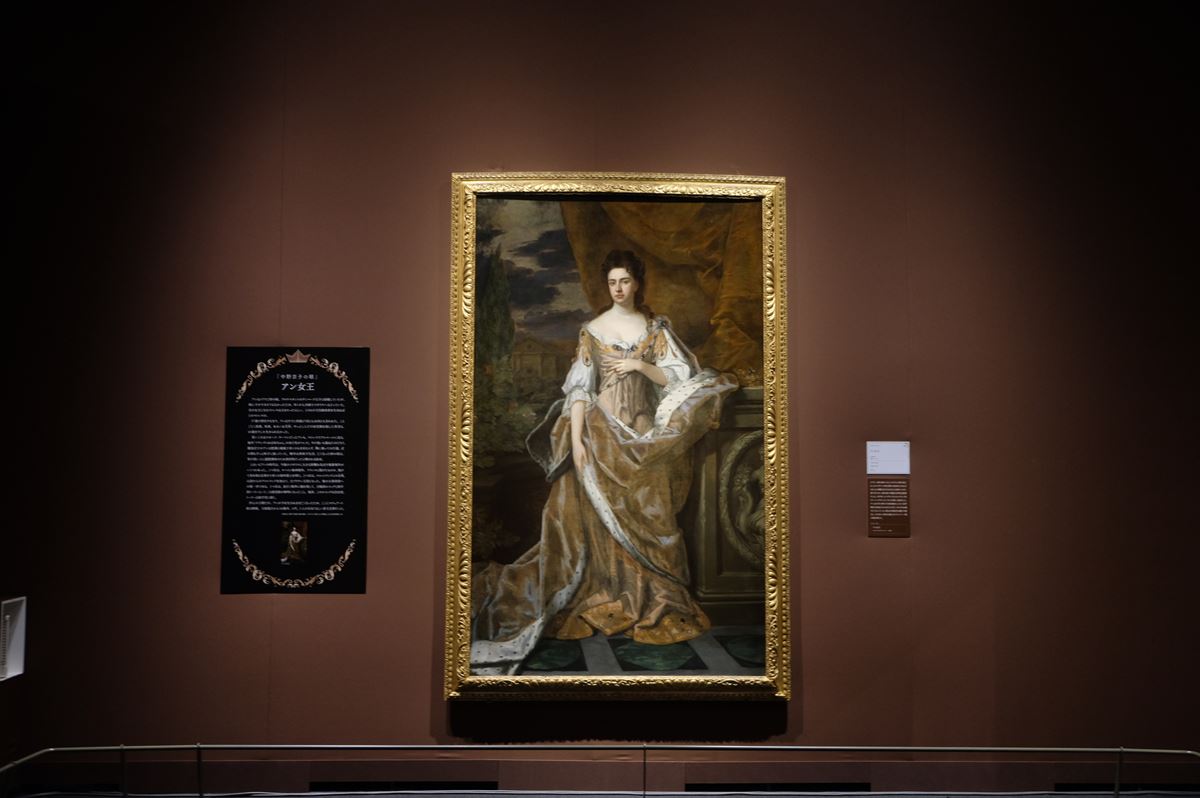 「スチュアート朝」展示風景よりゴドフリー・ネラー《アン女王》(1690頃）。イングランドとスコットランドを統合したことで知られる。