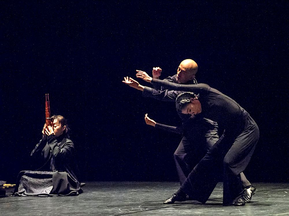 「調べ –笙とダンスによる-」より photo by Fumio Takashima