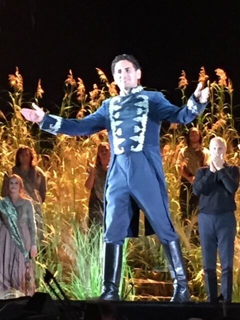 舞台上で「ブラ～ヴォ！」に包まれるフローレス（2016年ロッシーニオペラ祭「湖の女」）