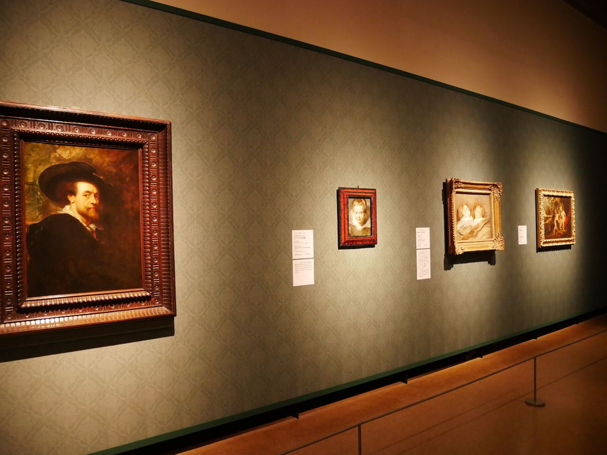 第１章「ルーベンスの世界」より。手前：ルーベンス作品の模写《自画像》1623年　フィレンツェ、ウフィッツィ美術館
