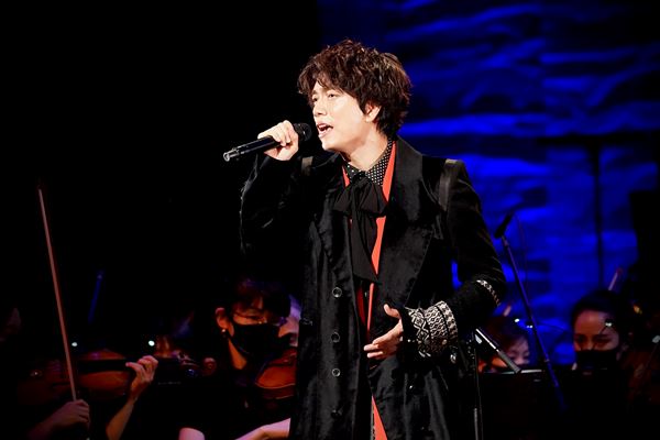 山崎育三郎、フルオーケストラツアー『SFIDA』初日公演で新曲「誰が為」リリース発表 の画像・写真 - ぴあ音楽