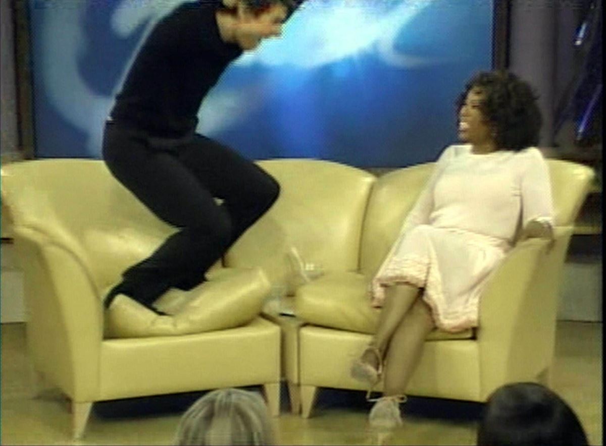 2005年5月、人気トーク番組である『オプラ・ウィンフリー・ショー』でソファーの上を飛び跳ねてしまったトム。