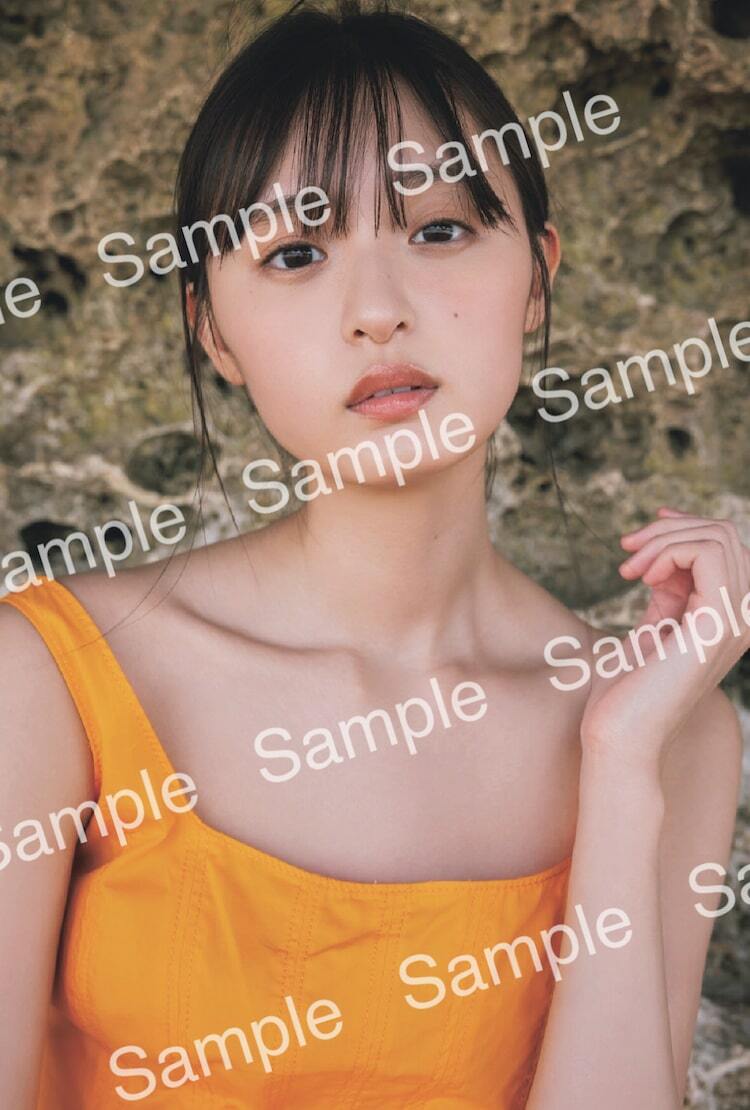 乃木坂46遠藤さくら、岩場でアンニュイな表情 - ぴあ音楽