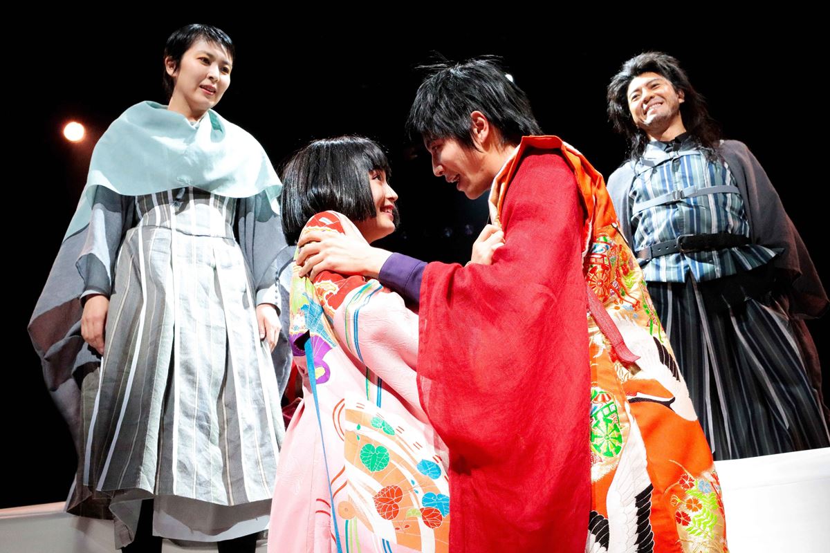 NODA・MAP第23回公演『Q』:A Night At The Kabukiより、若き日のジュリエット：愁里愛（じゅりえ）を演じた広瀬すず（左から2番目） 撮影：篠山紀信