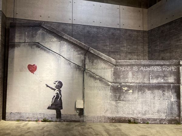 神出鬼没の覆面アーティスト・バンクシーの作品を街並みごと再現