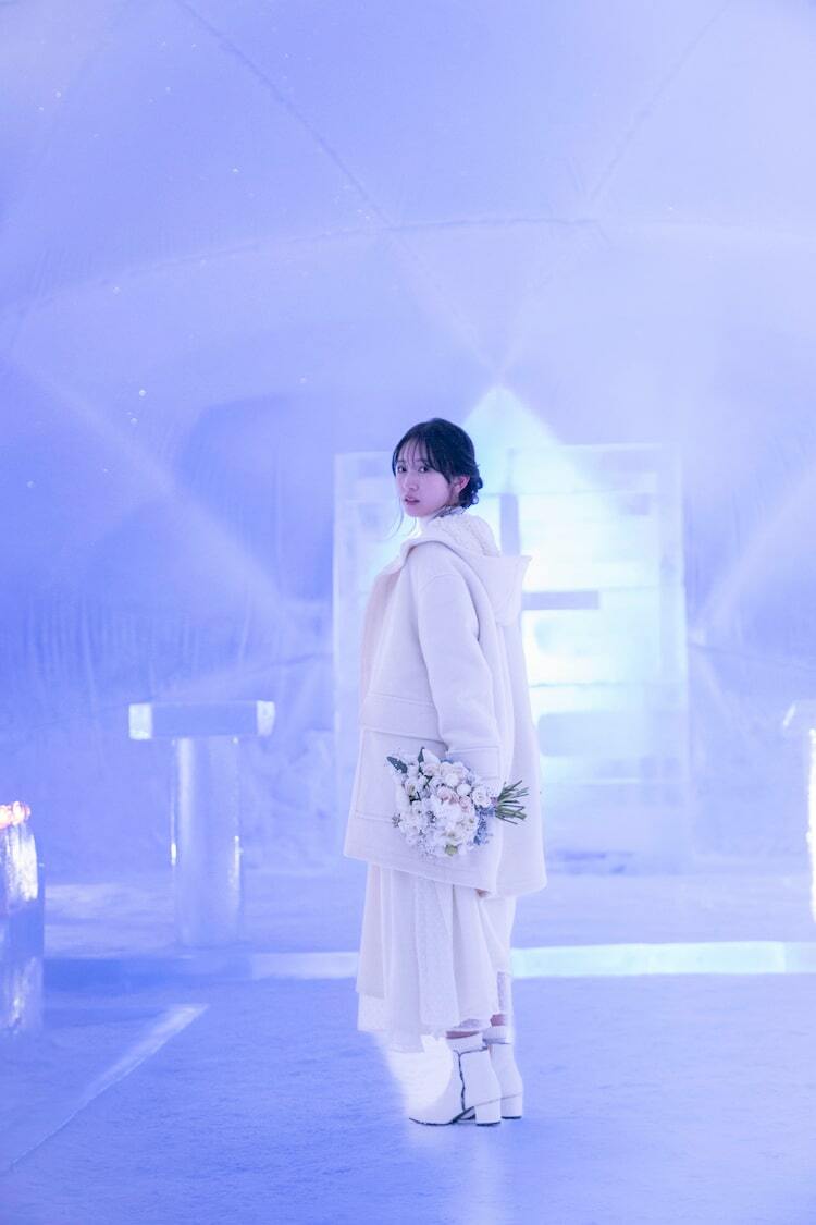 日向坂46金村美玖が星野リゾート“氷の教会”へ、1st写真集の新カット公開 - ぴあ音楽