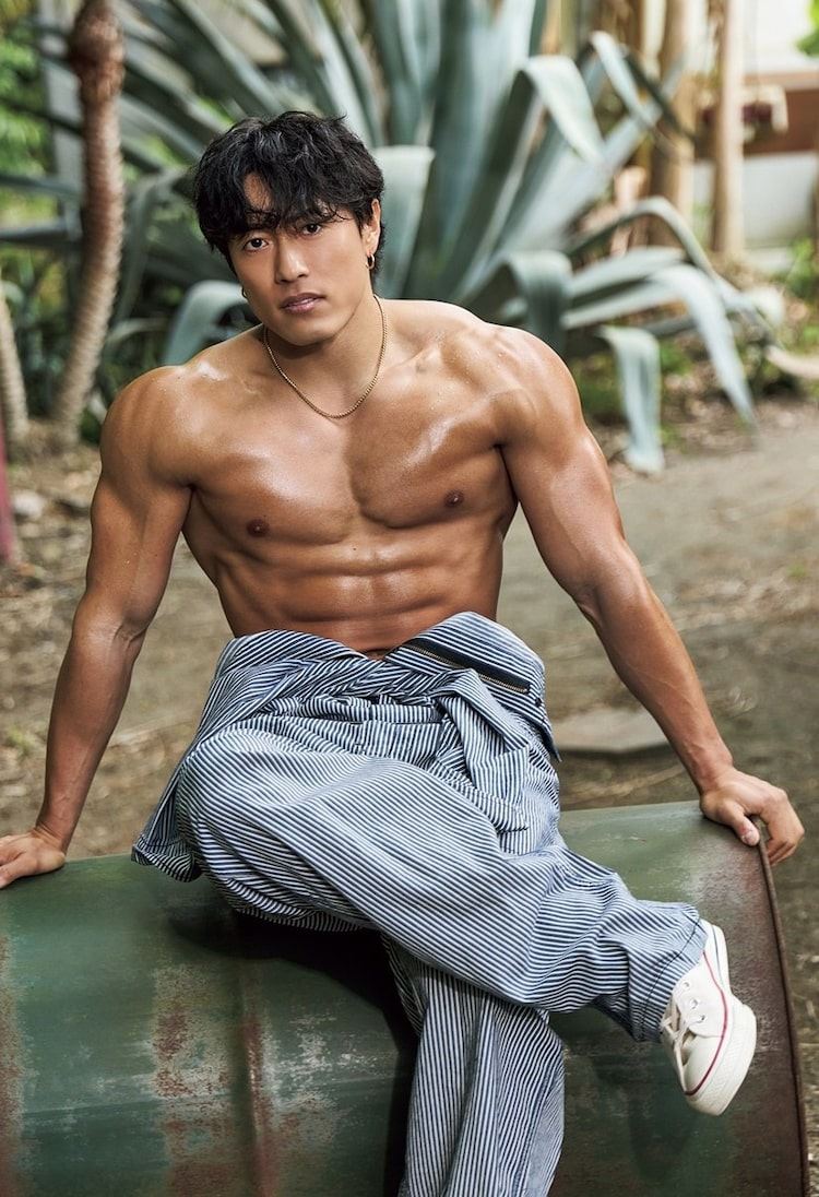中務裕太 RTT サイン クッション GENERATIONS ジェネ GENERATIONS中務裕太の初写真集、筋肉クッション付き限定版も発売