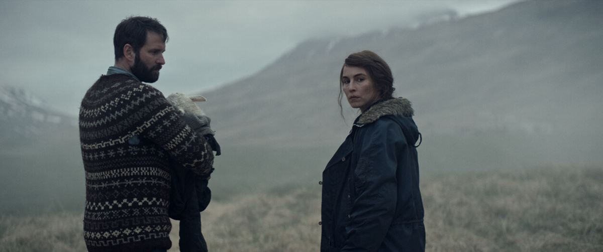 『LAMB／ラム』　(C)2021 GO TO SHEEP, BLACK SPARK FILM &TV, MADANTS, FILM I VAST, CHIMNEY,RABBIT HOLE ALICJA GRAWON-JAKSIK, HELGI JOHANNSSON