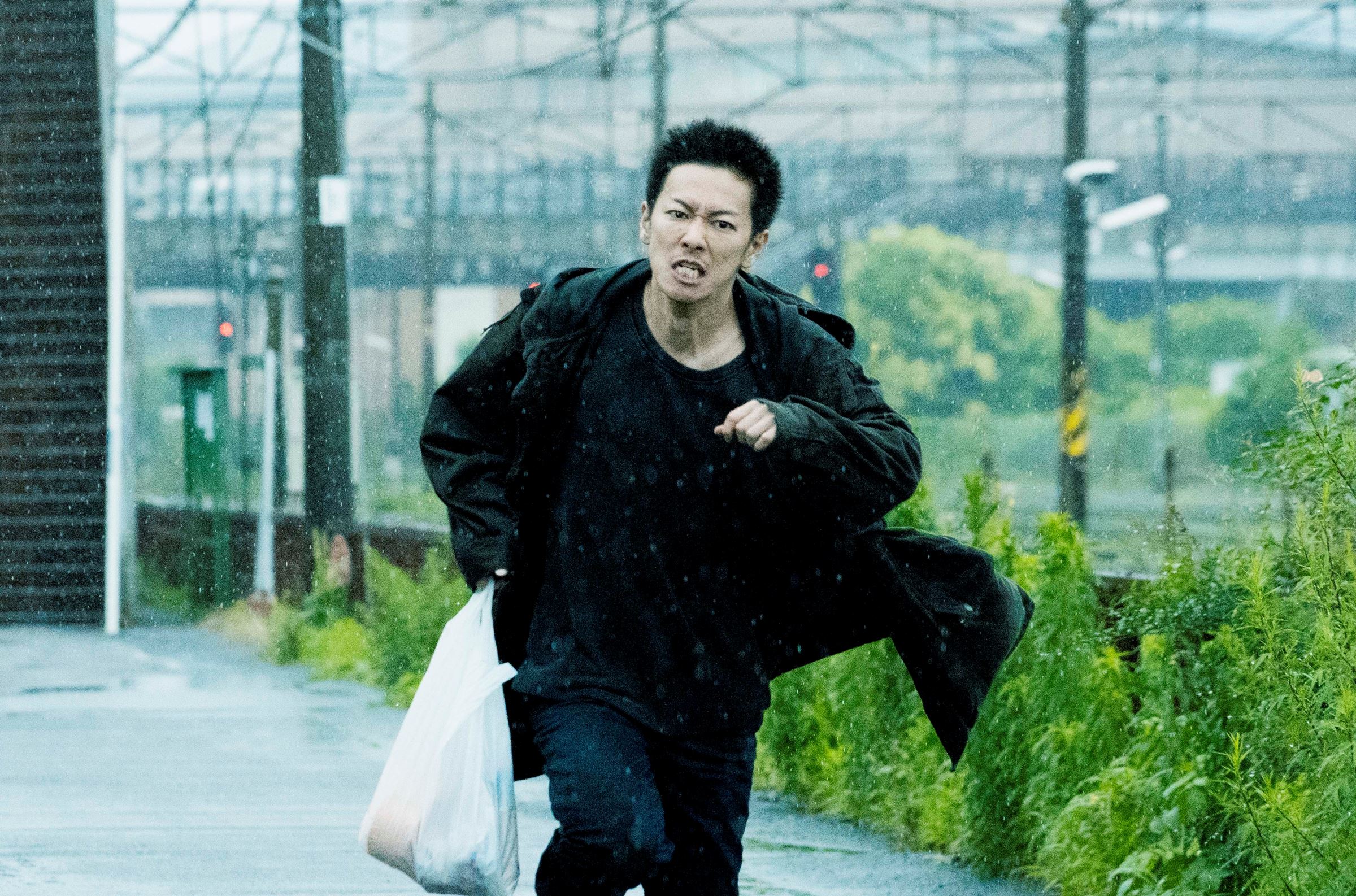剣心から一転して短髪姿に 『護られなかった者たちへ』佐藤健演じる