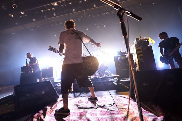 Ken Yokoyama×チバユウスケが横浜ゲリラライブで熱演「Brand New