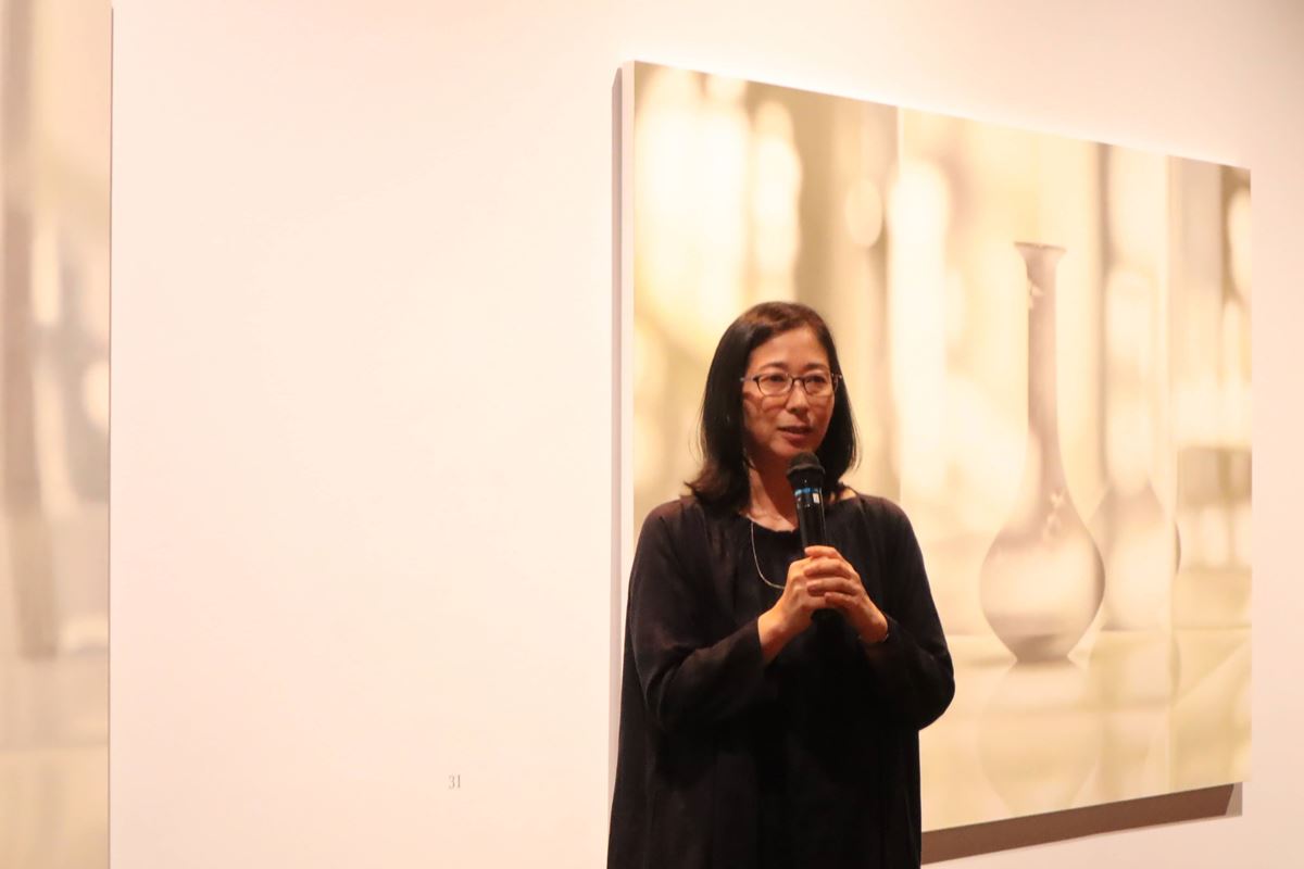 7月19日（金）に開催されたプレス内覧会で同展の出品作品について語る伊庭靖子