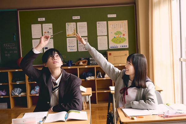 (C)餡蜜／講談社 (C)2025 映画「隣のステラ」製作委員会