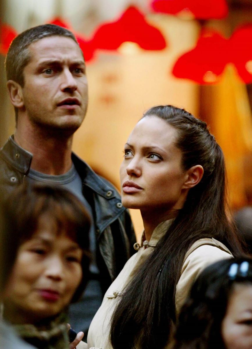 2002年には『トゥームレイダー2』でアンジェリーナ・ジョリーと共演。前作では近しい立ち位置で同じく英国人のダニエル・クレイグもアンジーと共演しており、意外と似た足跡を辿っていたことに気づかされる。