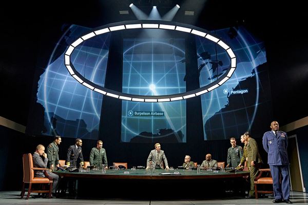 NTLive『博士の異常な愛情』 Photo by Manuel Harlan