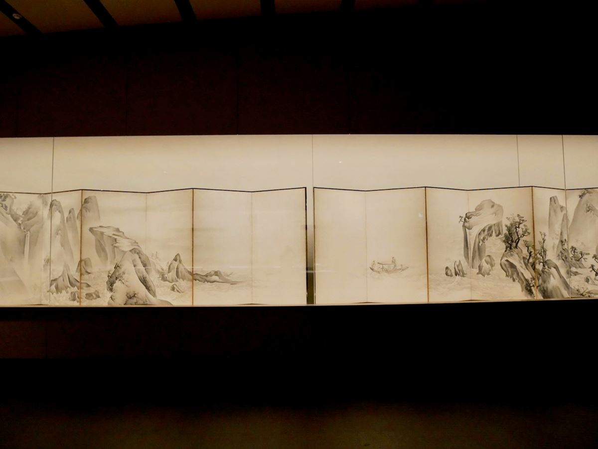 長沢芦雪筆《赤壁図屏風》日本・江戸時代　18世紀 岩山や樹木の奇抜な形態、奔放な水墨技法に蘆雪に個性が発揮されている