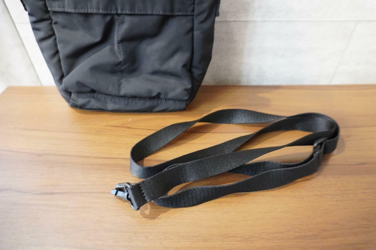 バッグ2個持ち」にも◎！「ユニクロのミニバッグ」が見た目も