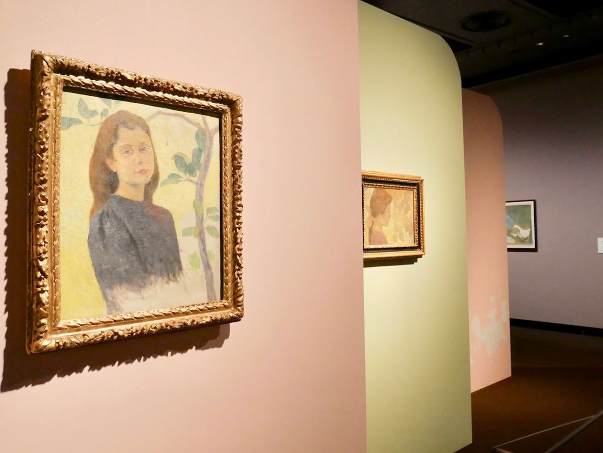 左：アリスティード・マイヨール《若い少女の胸像》　1891年　マイヨール美術館蔵