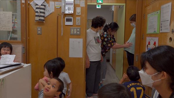 (C)『夜間保育からモンテッソーリへ』製作委員会