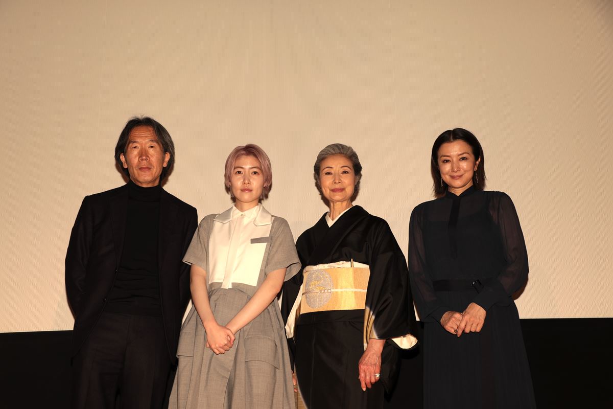 （左から）上田義彦監督、シム・ウンギョン、富司純子、鈴木京香