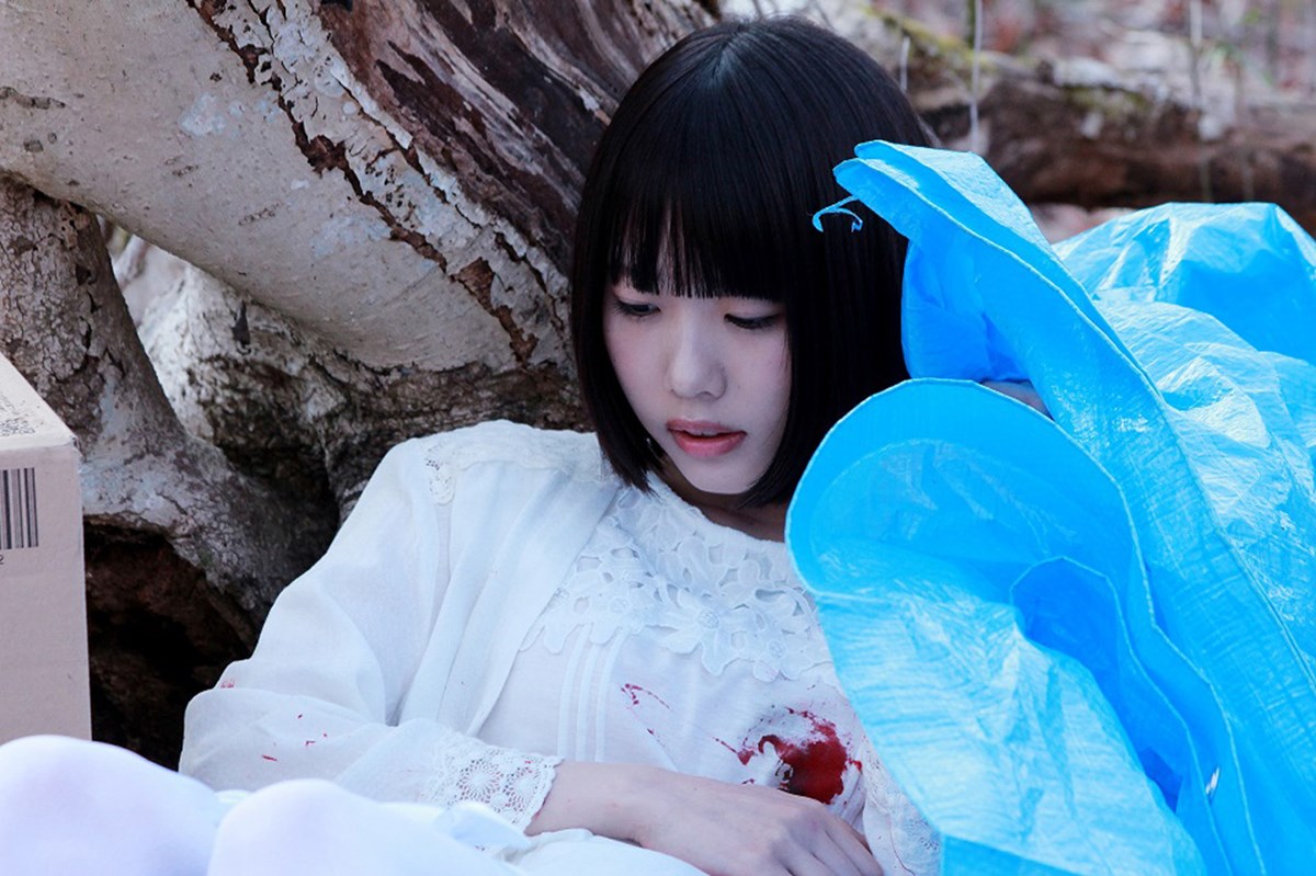 女　死体 