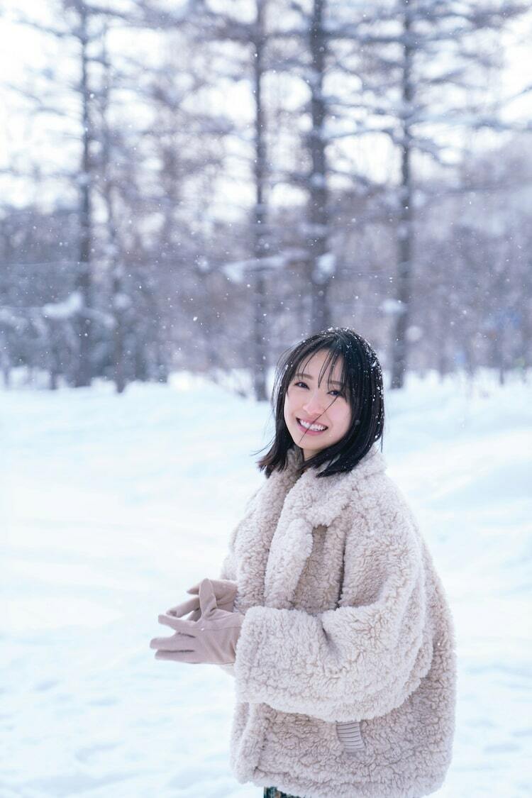 日向坂46・金村美玖、1st写真集「羅針盤」4種類の裏表紙を公開 - ぴあ音楽