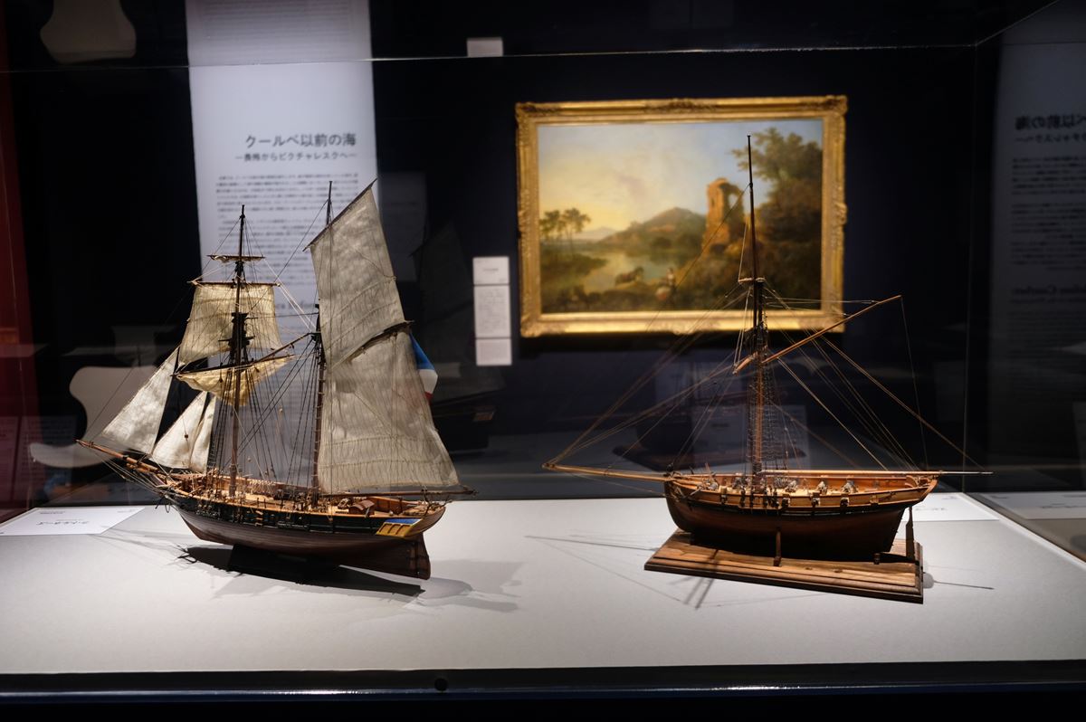 第三章「クールベ以前の海」 展示風景　左　ラ・トルネーズ(1823年建造)　右　スピーディー（1828年建造）　
