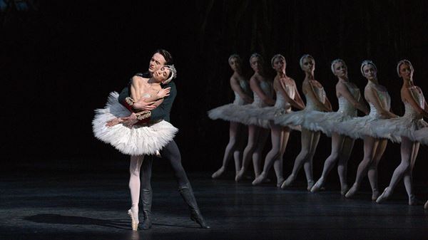 Swan-Lake-Mayara-Magri-as-Odette-(C)2022-ROH.-Photographed-by-Tristram-Kenton (C)2022 ROH. Photographed by Tristram Kenton