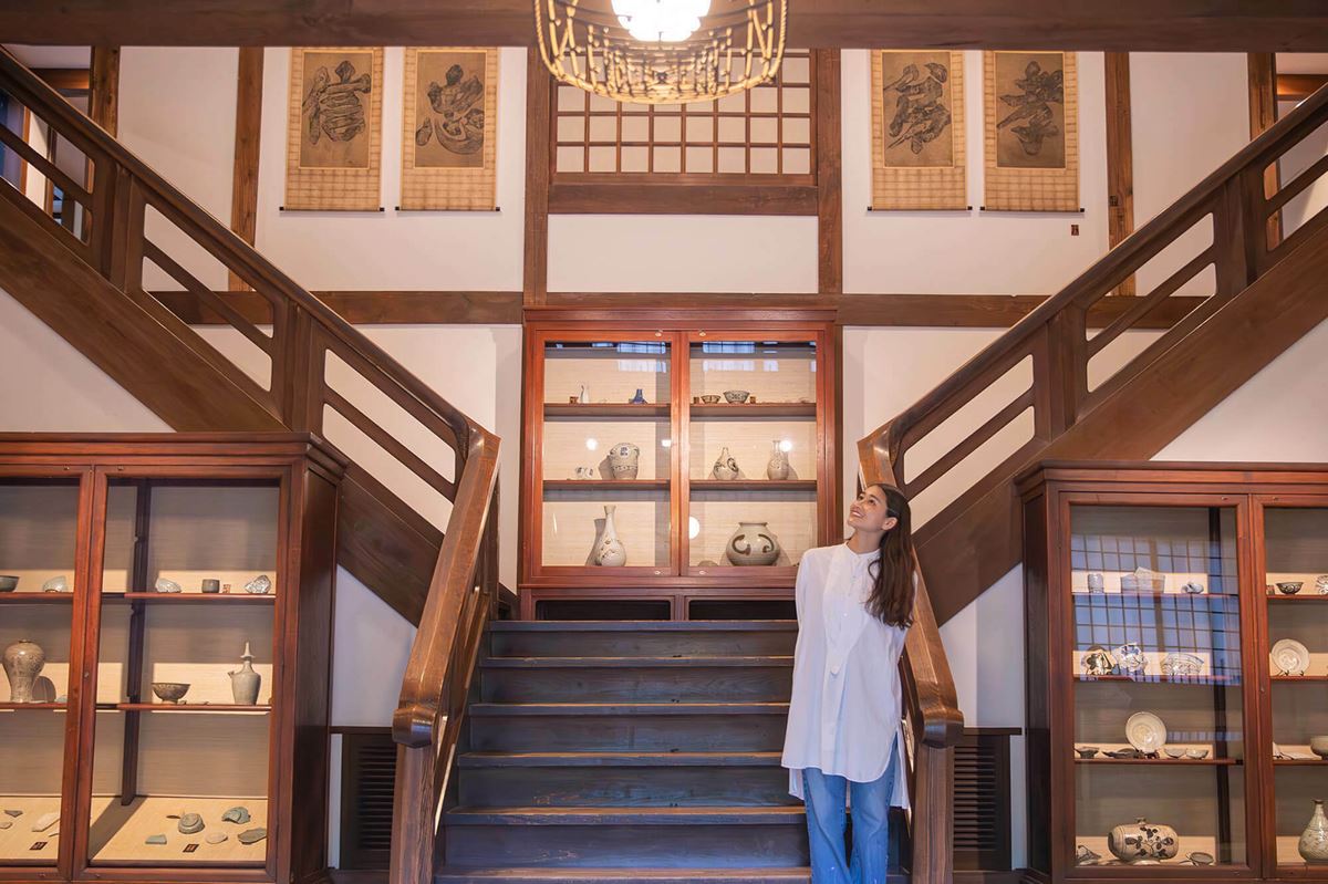 日本民藝館の入口の扉を開けると、目に飛び込んでくる磨き込まれた木製の大階段と広い吹き抜けの空間