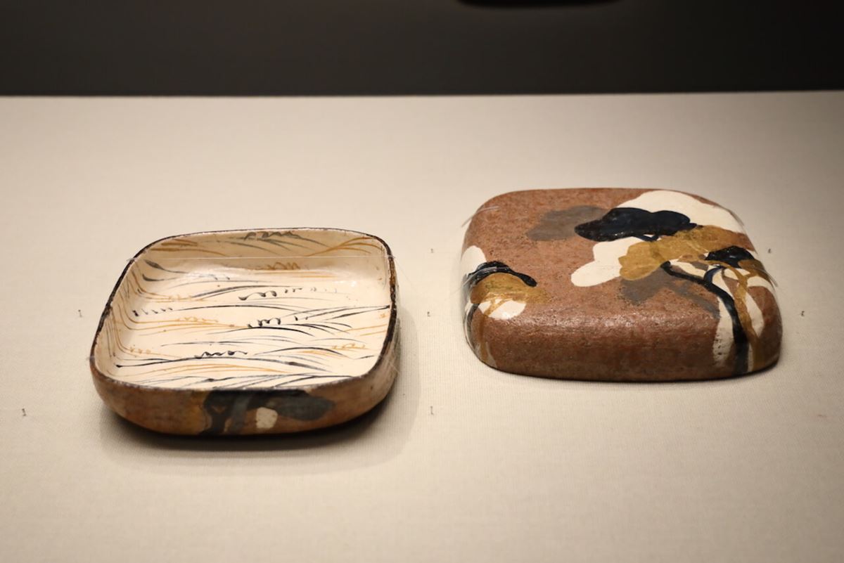 《銹絵染付金銀白彩松波文蓋物》　尾形乾山　日本　江戸時代中期　重要文化財
