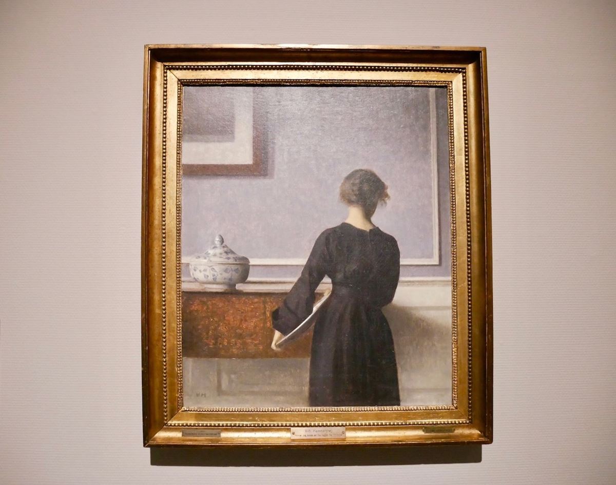 ヴィルヘルム・ハマスホイ《背を向けた若い女性のいる室内》1903〜04年　ラナス美術館