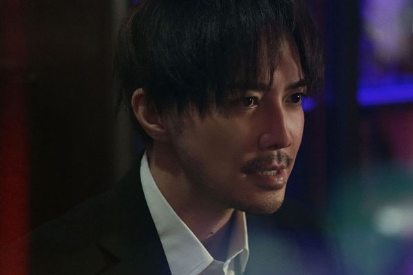 (C)曽根圭介／講談社　(C)2026「藁にもすがる獣たち」製作委員会