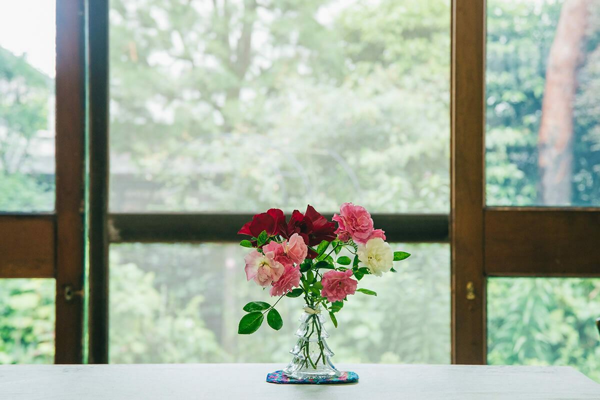 ライブラリーの机の上には庭から摘まれた美しいバラが飾られていました