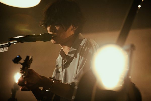 [Alexandros]川上洋平、初のソロアコースティックライブでカバー 