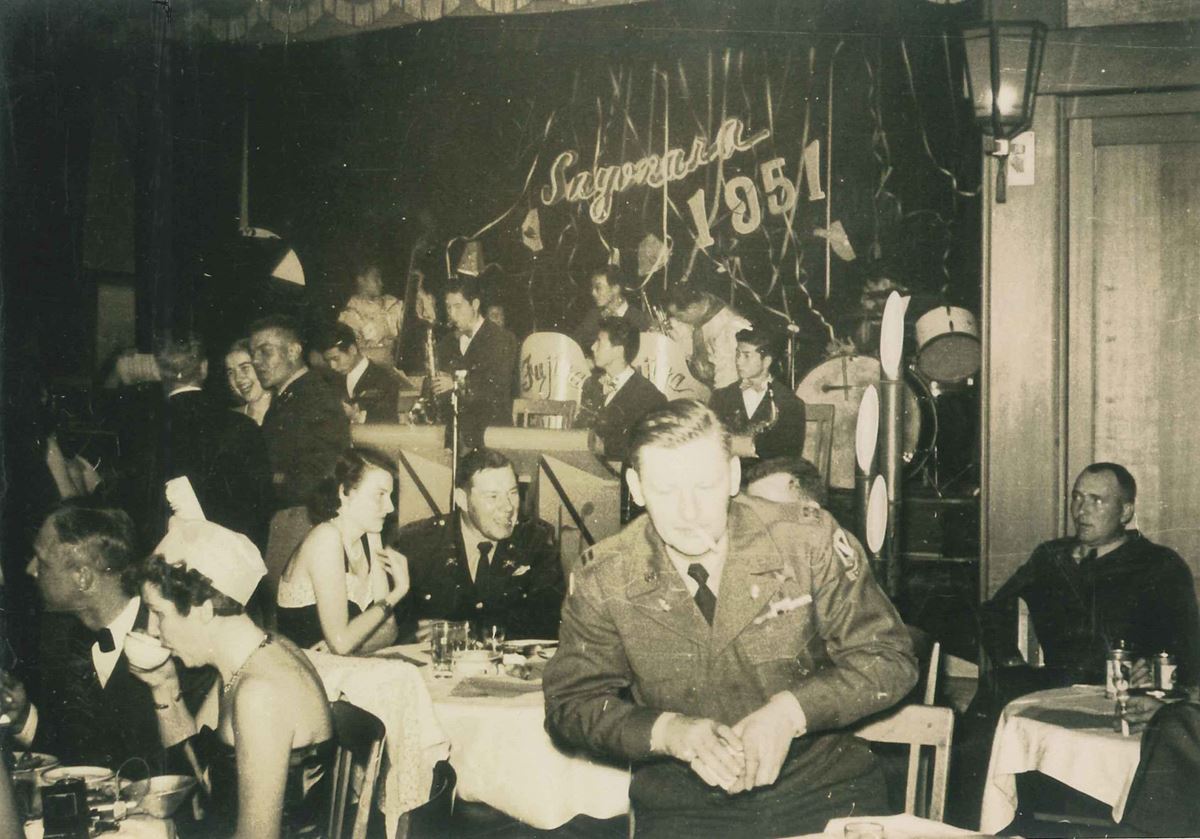 1951年箱根・富士屋ホテル出演バンドの榎本オクテットに参加。バンド前列右から2人目が渡辺貞夫