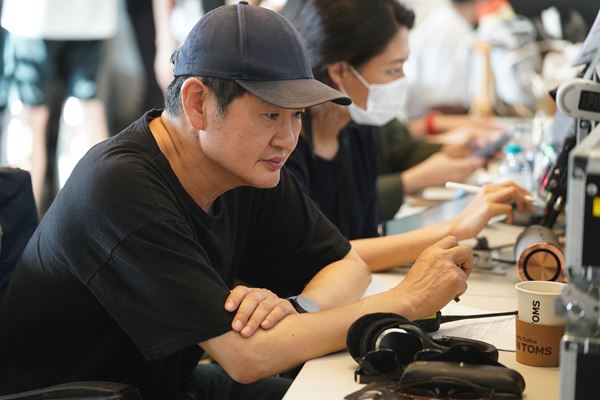 チャン・ドンゴン5年ぶりの復帰作『満ち足りた家族』キャストら