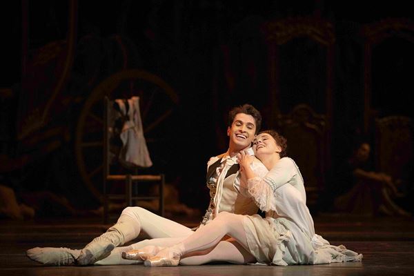 Manon-AP19-ACAM2937_(C)-2019-ROH.-Photograph-by-Alice-Pennefather