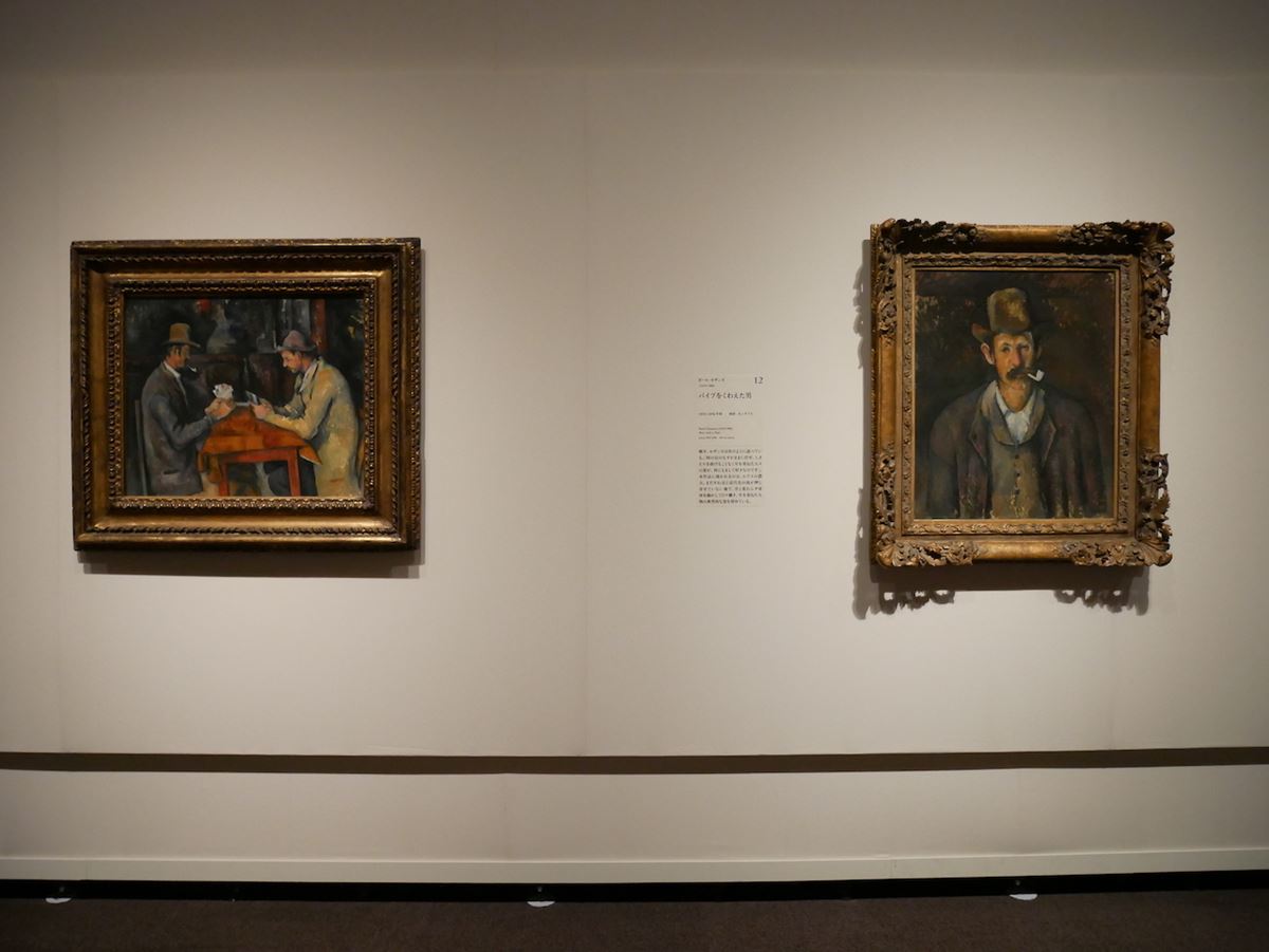 左：ポール・セザンヌ《カード遊びをする人々》 1892-1896年頃 コートールド 美術館 右：ポール・セザンヌ《パイプをくわえた男》 1892-1896年頃 コートールド美術館 (c)Courtauld Gallery（The Samuel Courtauld Trust）