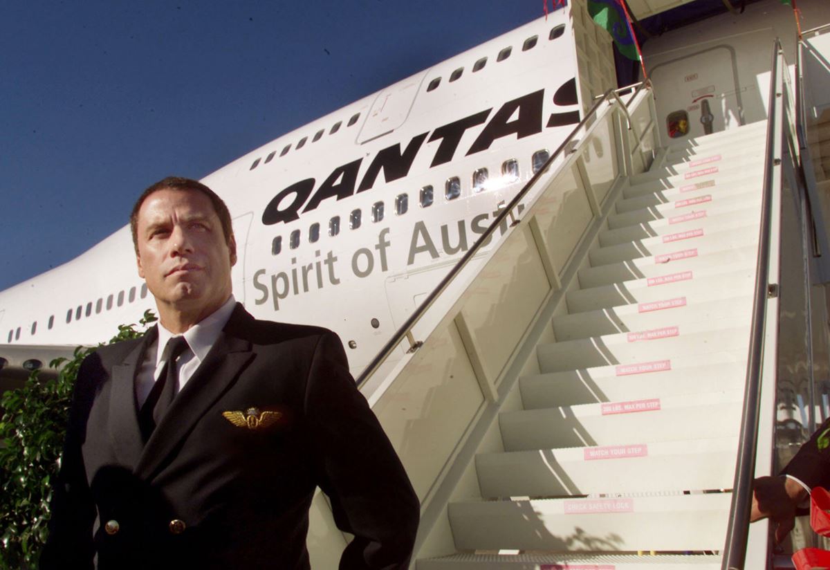 2002年、オーストラリアにて。カンタス航空の親善大使でもあったトラボルタの凛々しすぎるパイロット姿。 