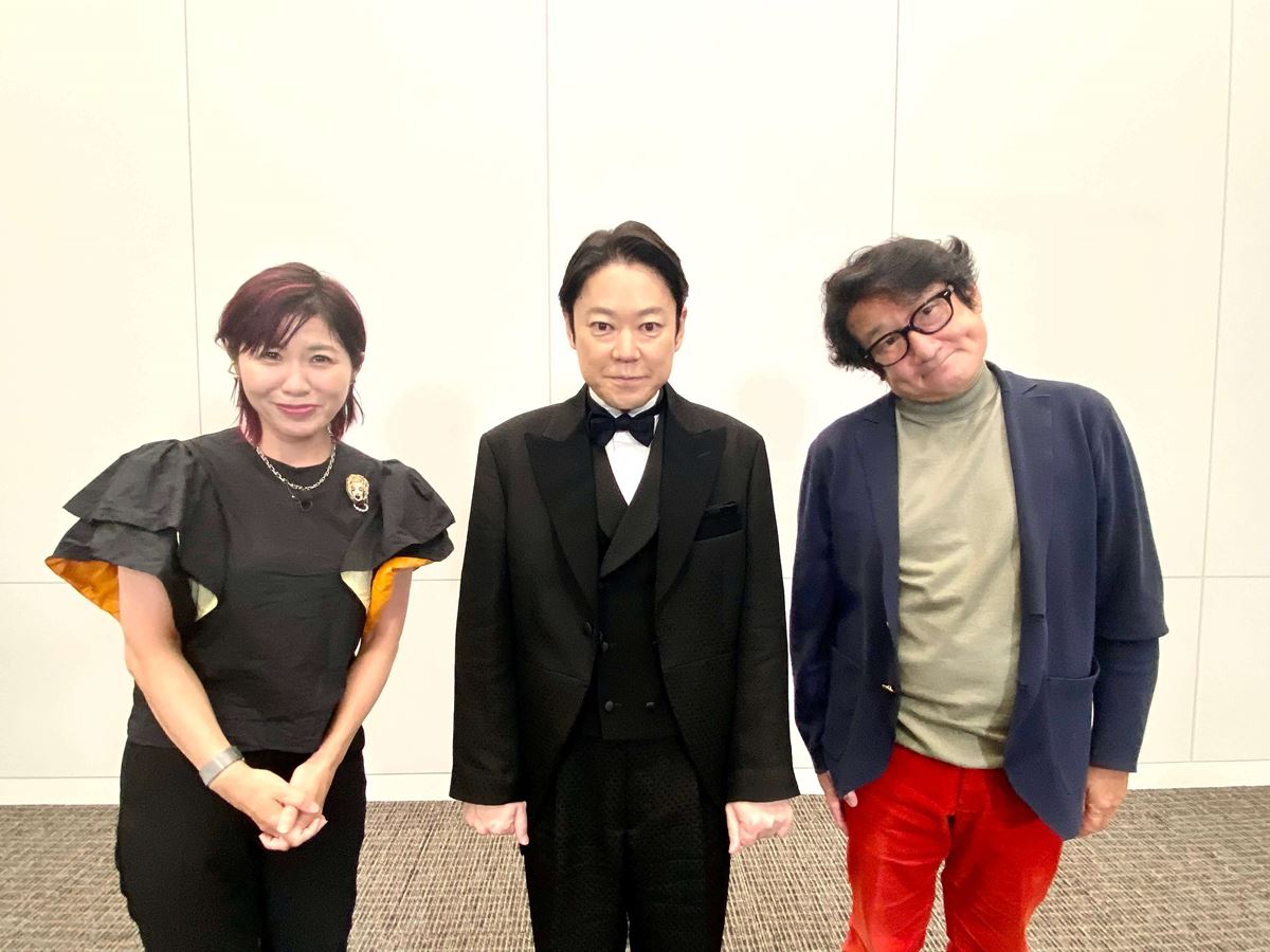 （左から）伊藤さとり、阿部サダヲ、水田伸生監督