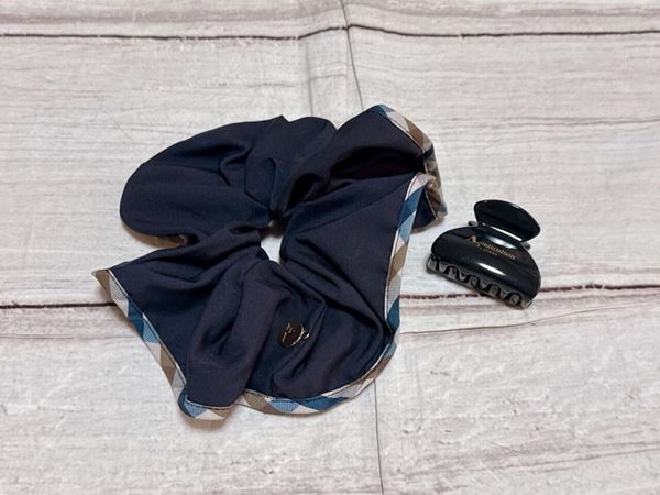 老舗ブランドの「シュシュ＆ヘアクリップ」が付録に！ 上品チェックが