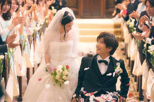 岩田剛典＆杉咲花「パーフェクトワールド」より結婚式の場面写真公開 - ぴあ音楽