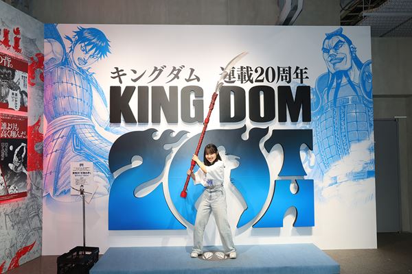 舞台『キングダムⅡ-継承-』カイネ役の森莉那が『キンキンキングダム』を訪問　18kg「王騎の矛」に大興奮！