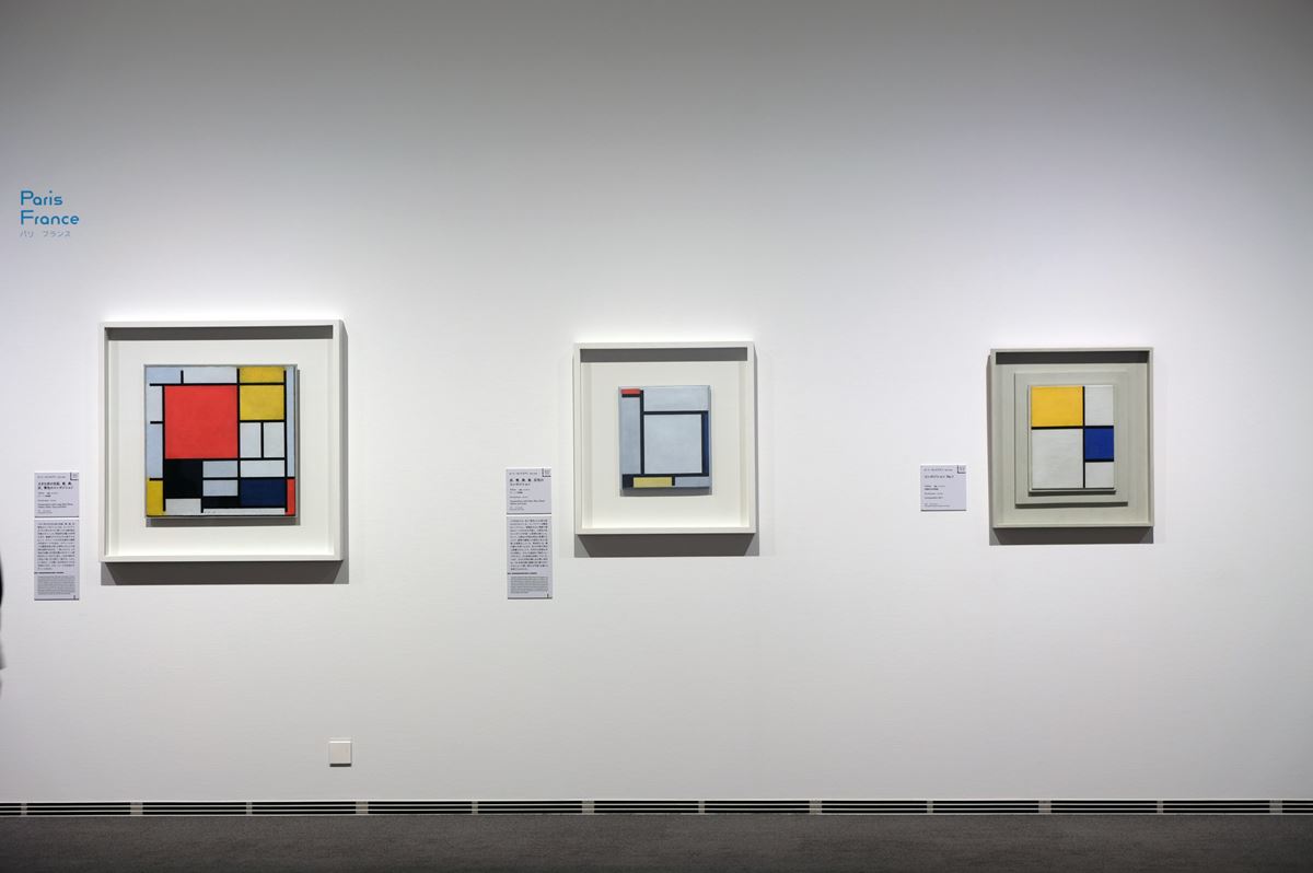 写真左から《大きな赤の色面、黄、黒、灰、青色のコンポジション》1921年、《赤、青、黒、黄、灰色のコンポジション》1921年、《コンポジション no.1》1929年