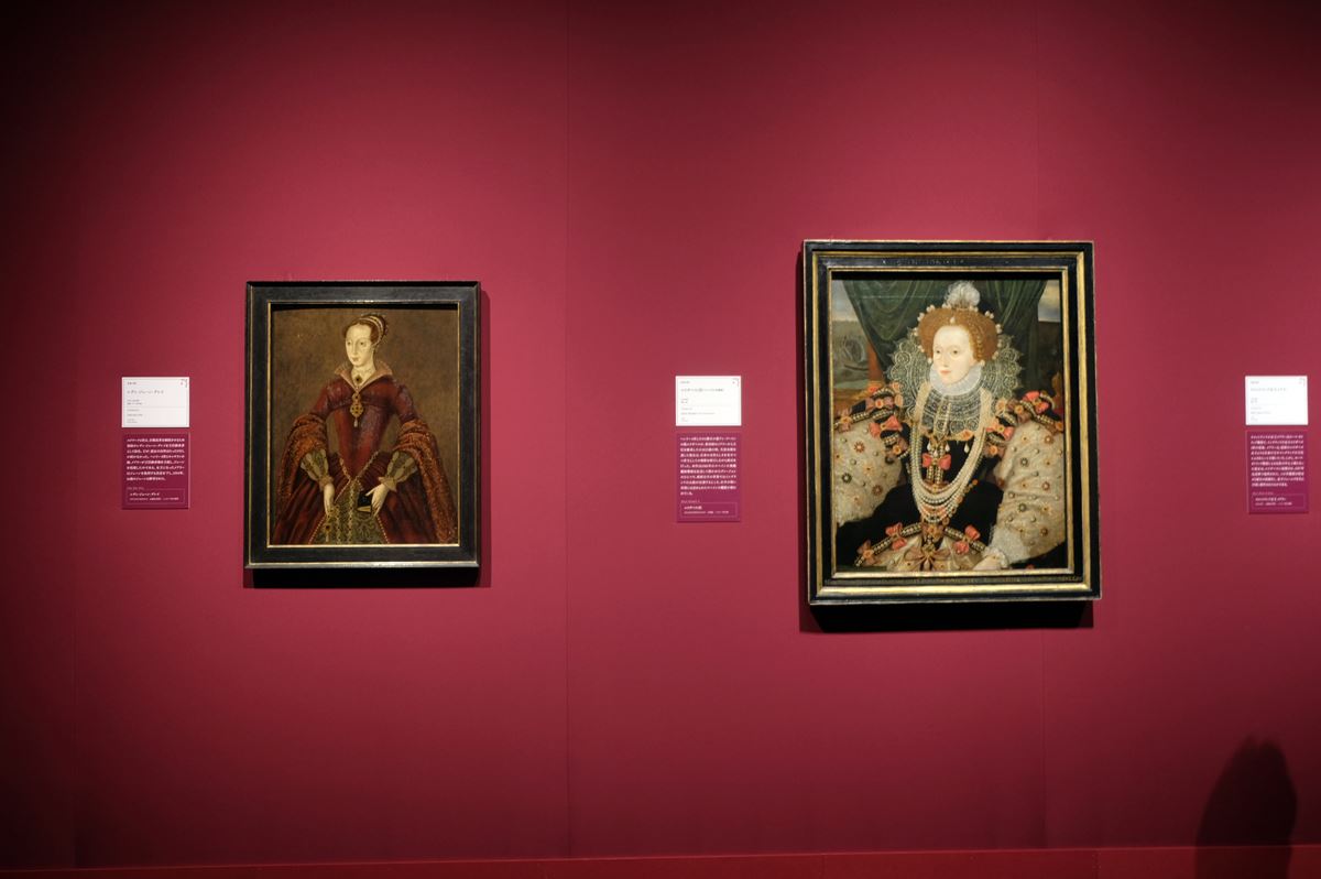 「テューダー朝」展示風景。左は「九日間の女王」の異名を持つ《レディ・ジェーン・グレイ》(1590-1600頃)。右は《エリザベス1世（アルマダの肖像画）》（1588）。スペイン無敵艦隊撃破を記念して制作されたとされる。
