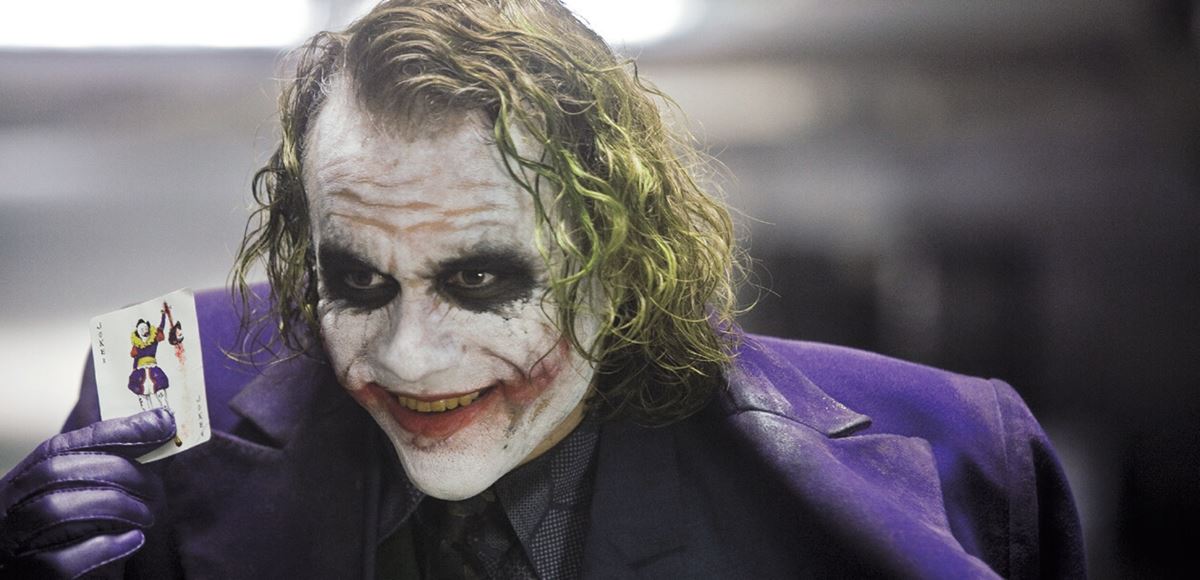 クリストファー・ノーランのバットマン・トリロジー第2作目として製作された『ダークナイト』ではヒース・レジャーがジョーカーを演じ絶賛を集めたが、当人は作品の公開前に急逝。批評面の高評価だけでなく興行面でも特大ヒットを記録した。