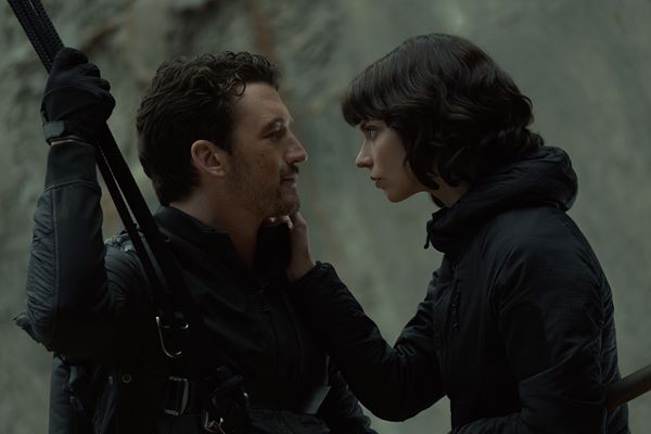 深い谷の間に マイルズ・テラー & アニャ・テイラー＝ジョイ 直筆サイン入り写真 マイルズ・テラー、アニャ・テイラー＝ジョイ共演『深い谷の間に