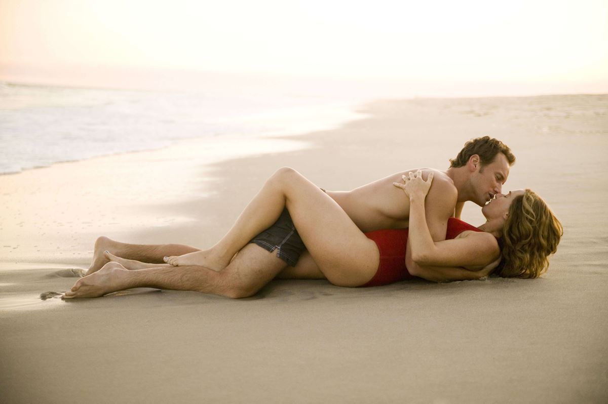 パトリック・ウィルソンと波打ち際で抱擁するケイト。『リトル・チルドレン』ではダブル不倫に溺れる主婦を熱演。