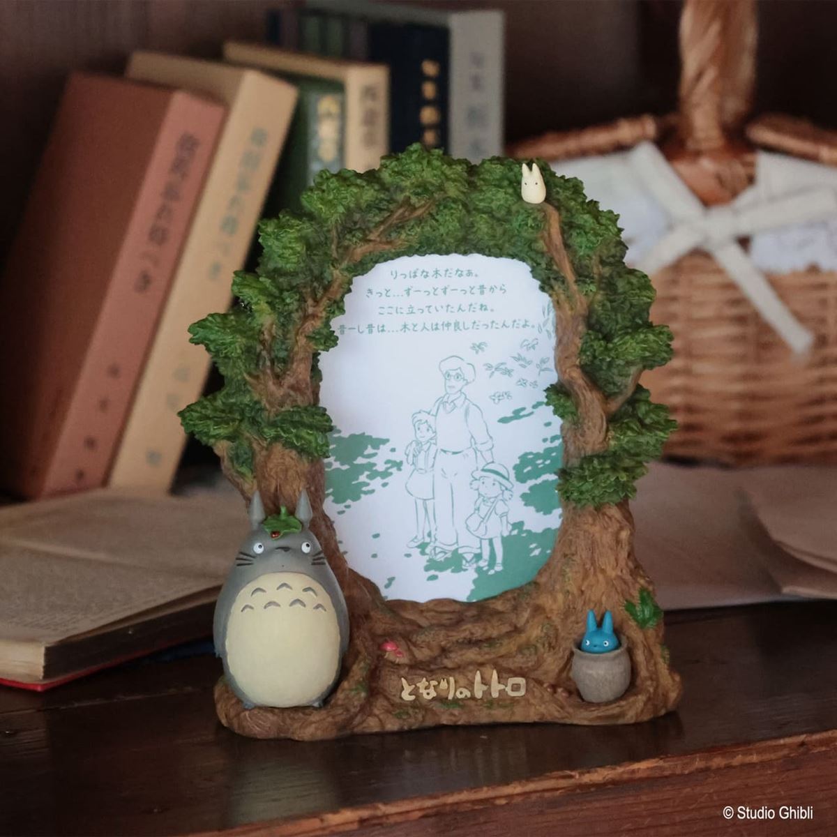 飾るだけでジブリ空間！ トトロやジジが写真を見つめる「ジオラマ風