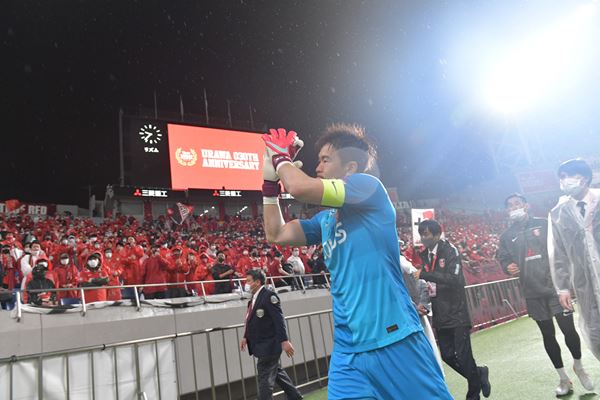 浦和レッズ　スタジアムガチャ　西川周作 苦しい試合でしたがフィールドの選手がたくさん走って戦ってくれ