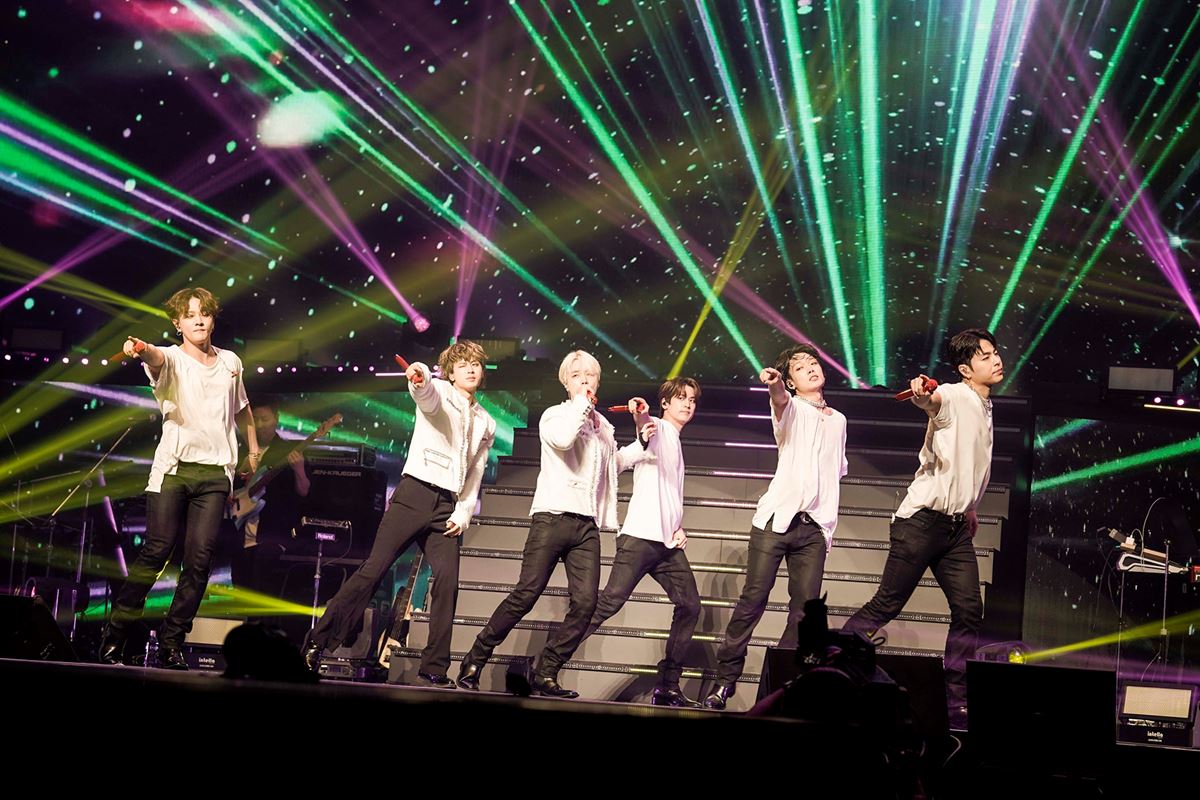 「2023 iKON WORLD TOUR TAKE OFF」より 撮影：上飯坂一